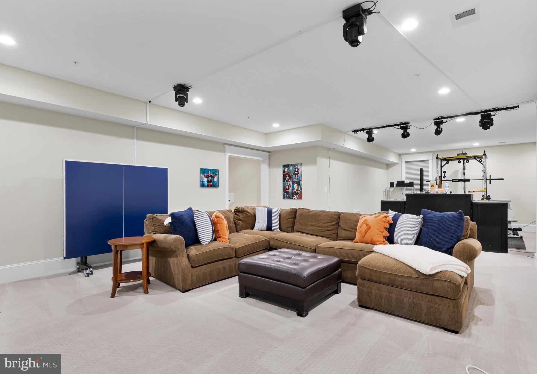 ENGLISH VILLAGE - Residential