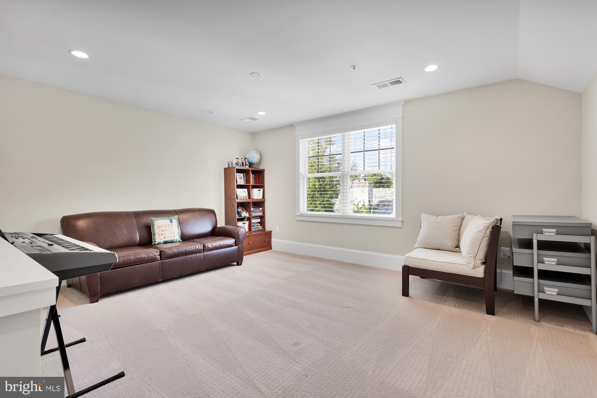 ENGLISH VILLAGE - Residential