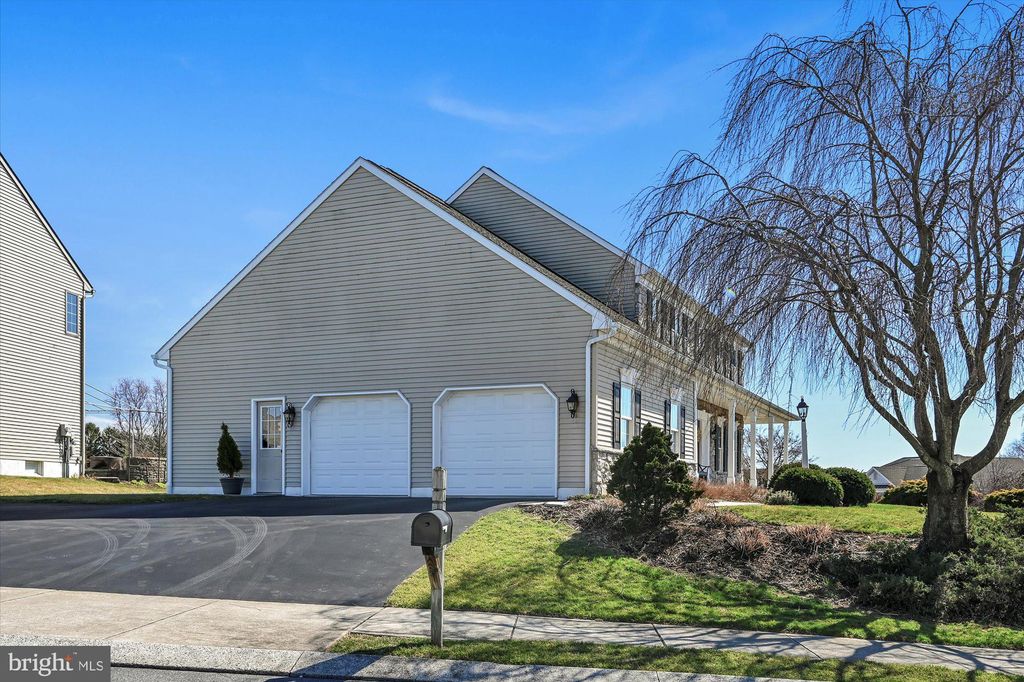 Photo of 991 FAIRVIEW AVE, EPHRATA, PA 17522 (MLS # PALA2031844)