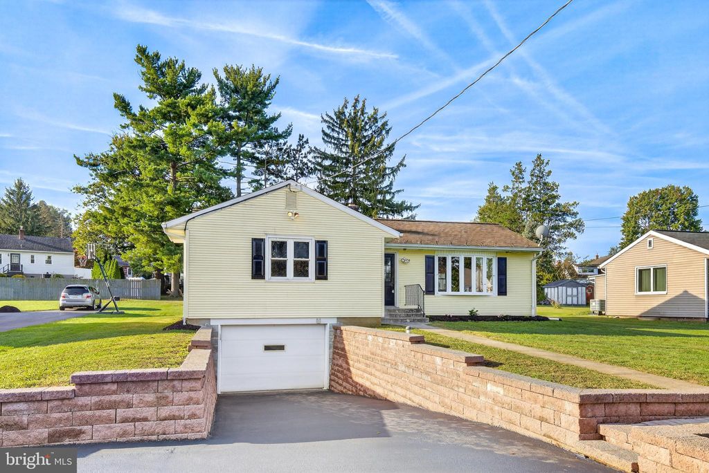 Photo of 1930 Manor Ridge Drive, LANCASTER, PA 17603 (MLS # PALA2077496)