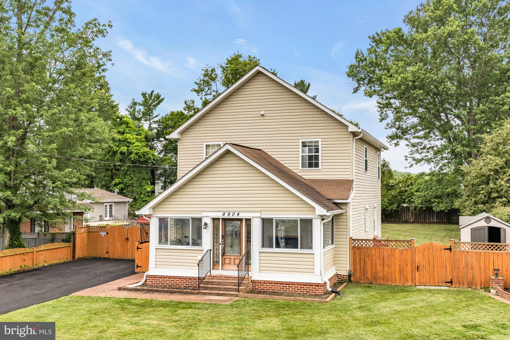 8604 WOODLAWN COURT