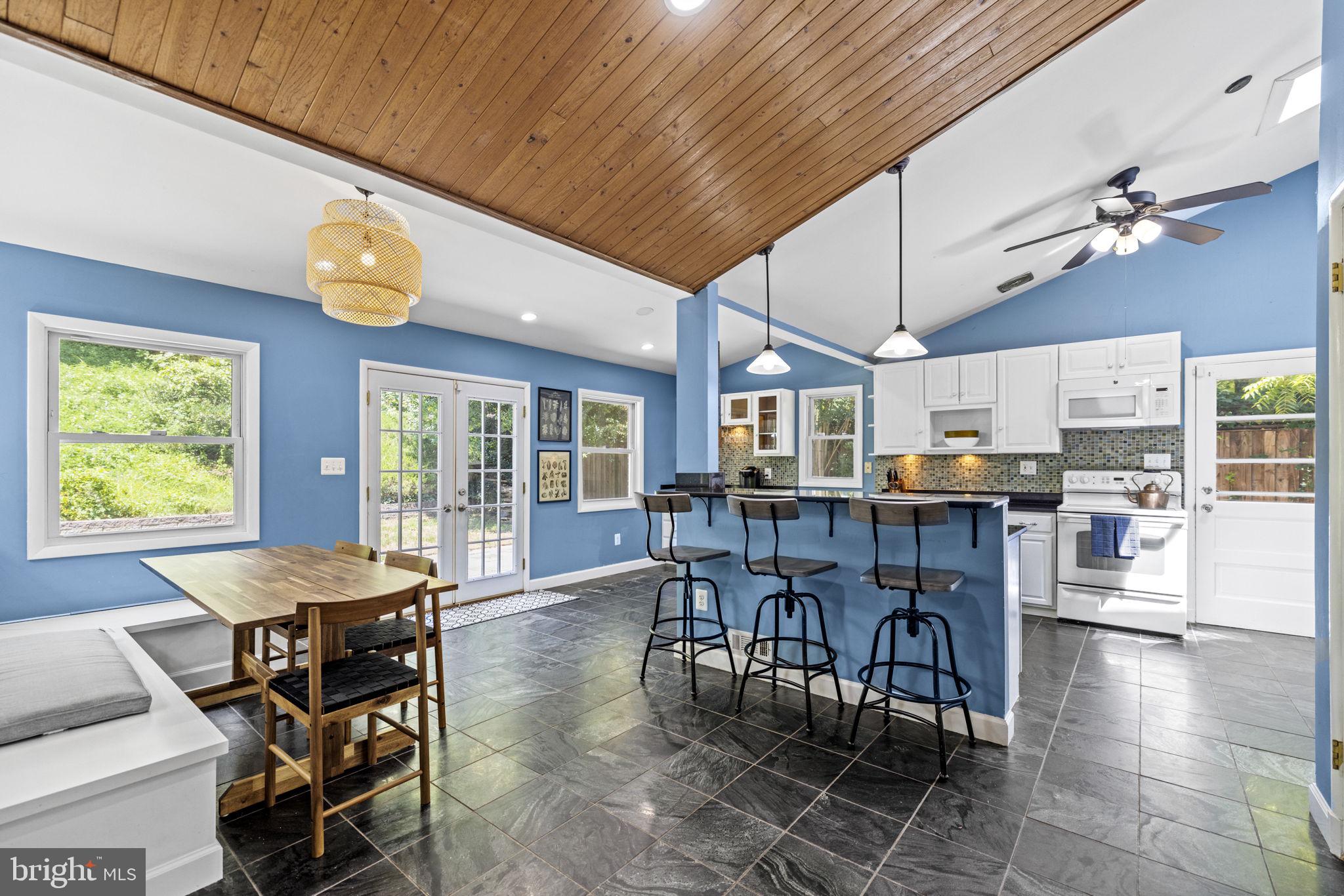 LINCOLNIA HILLS - Residential