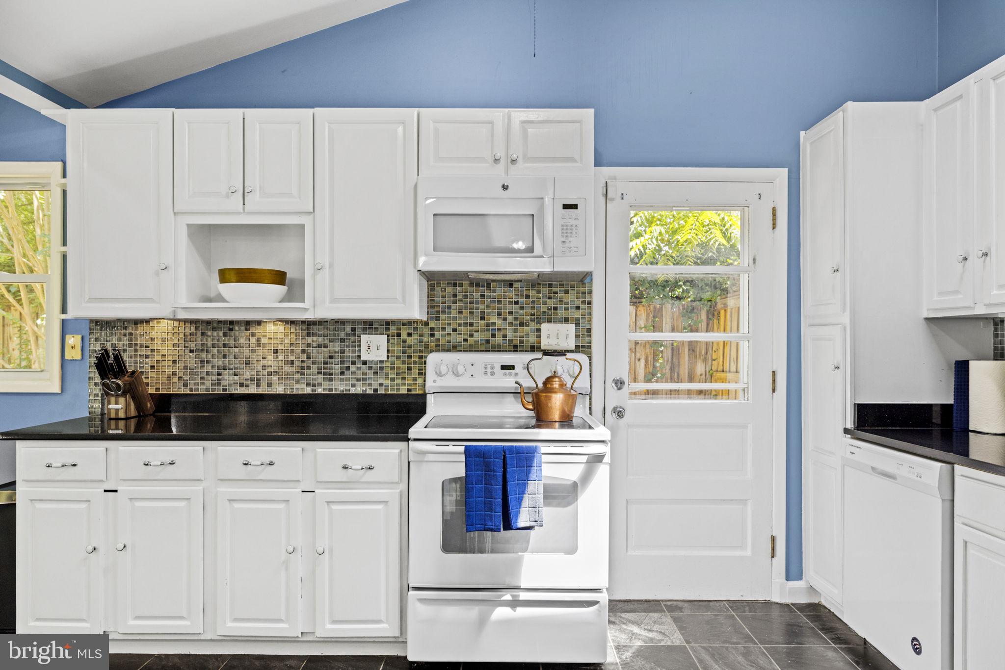 LINCOLNIA HILLS - Residential