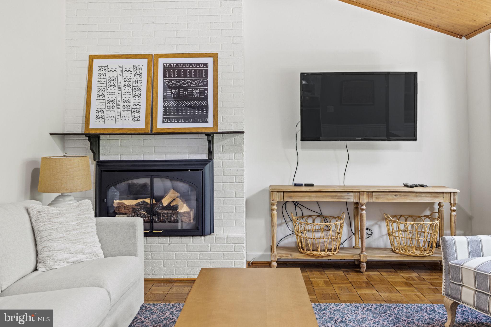 LINCOLNIA HILLS - Residential