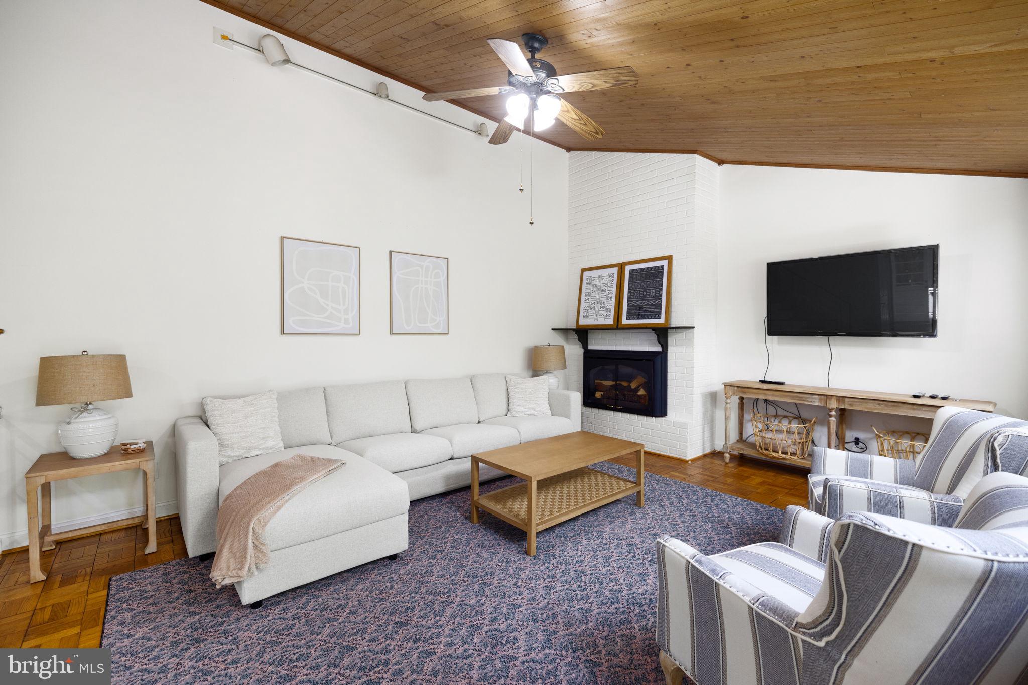 LINCOLNIA HILLS - Residential