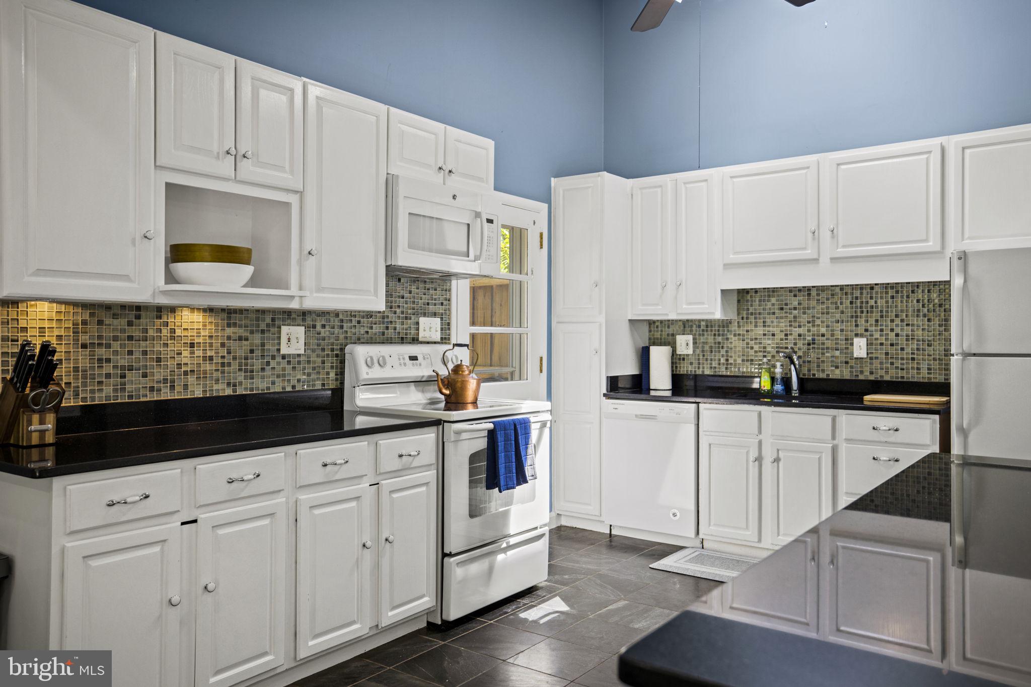 LINCOLNIA HILLS - Residential