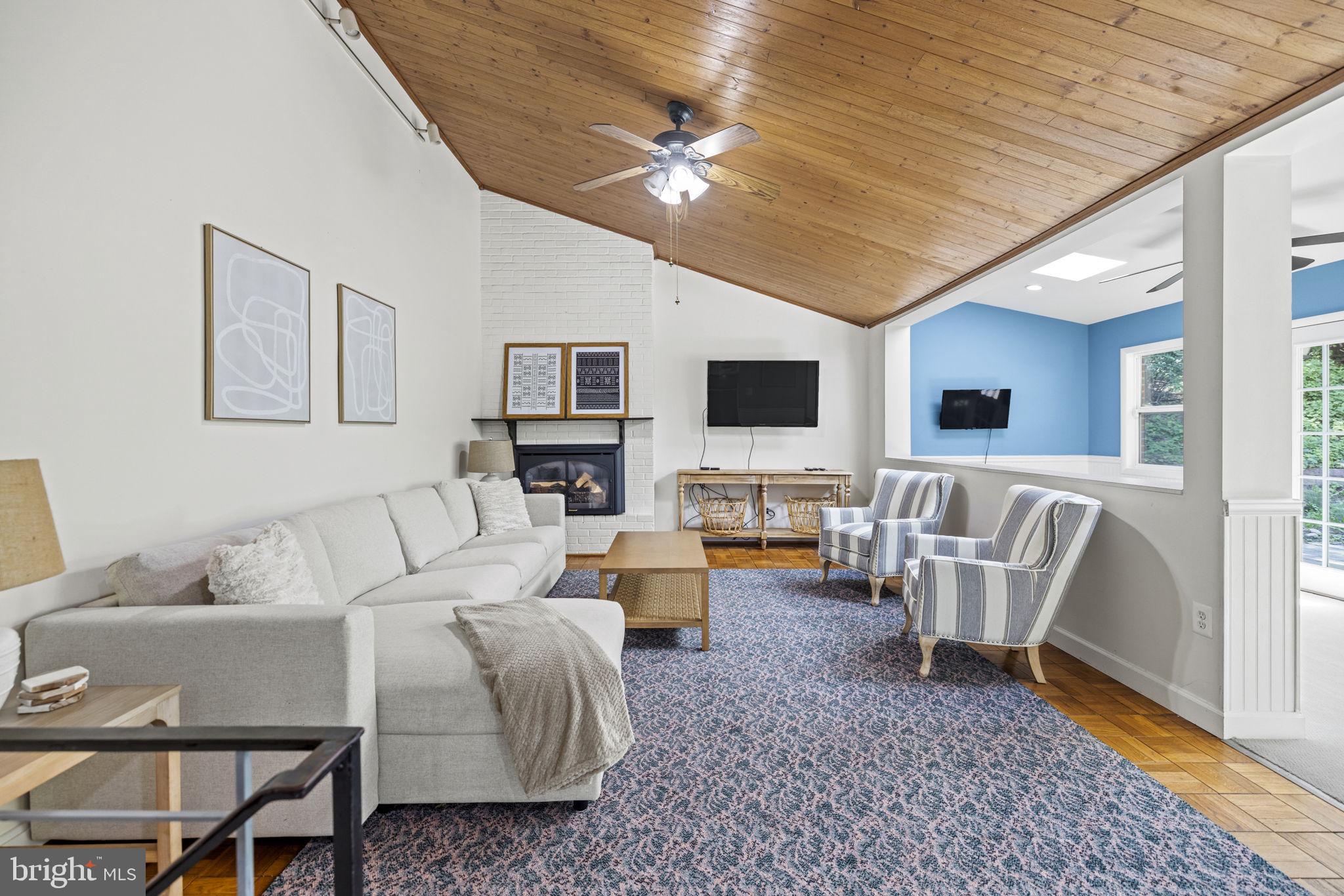 LINCOLNIA HILLS - Residential