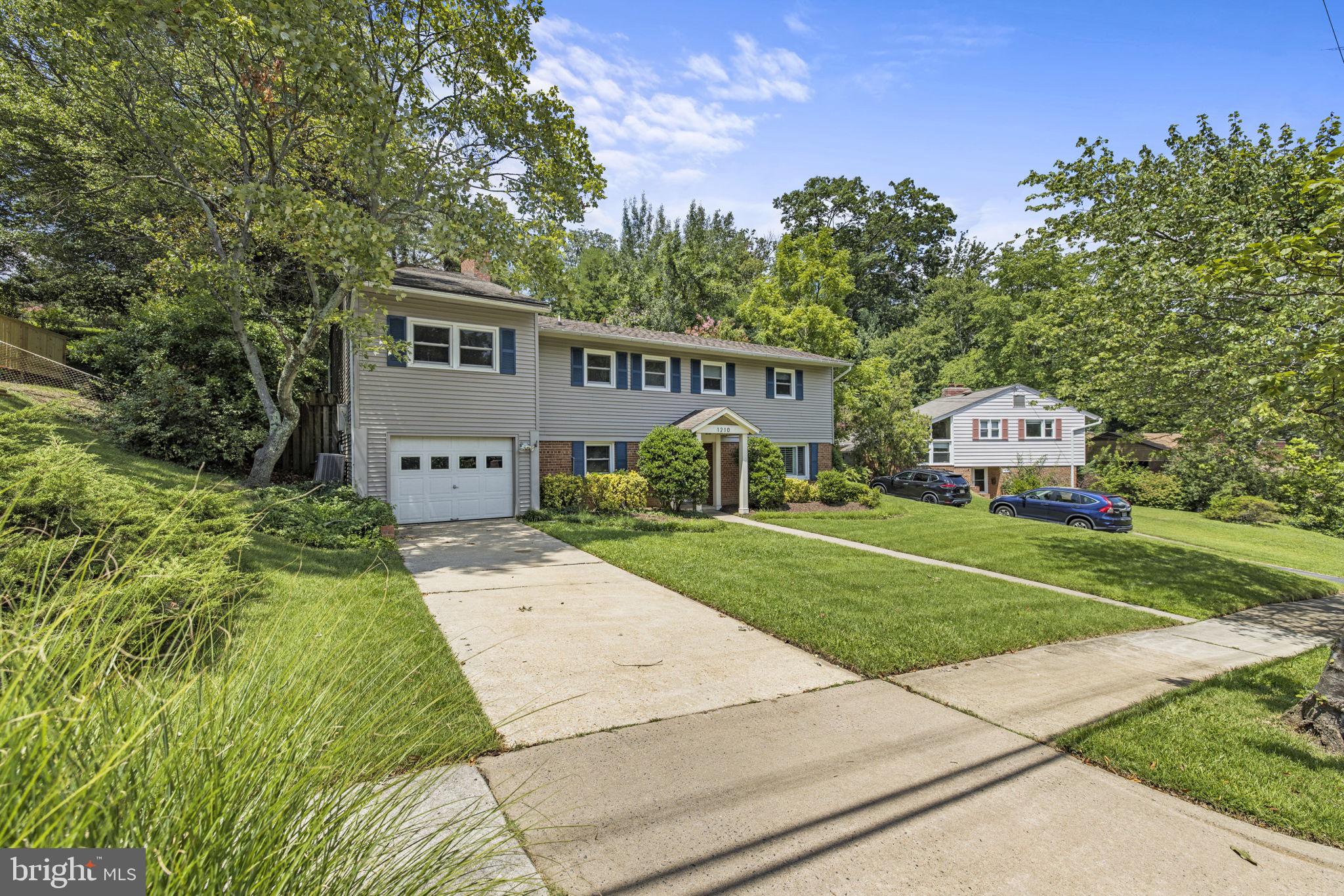 LINCOLNIA HILLS - Residential