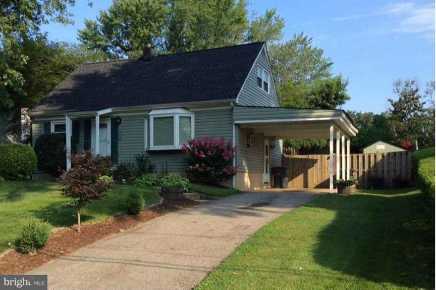3 FIN,LV CAPE COD SIT ON LG FEN. LOT*UPDATES/UPGRADES THRU-OUT: HRWD FLRS, CERAMIC TILE, WINDOWS, VINYL SIDE.,ROOF,42"CABN.,SS APPL, 2 BATHS, CENTRAL AC & GAS HEAT;MN LV: FOYER OPENS TO GREAT RM W/BAY WIN*KIT/DR W/WO TO CUST. DK;LOVELY TILE BA & 2 BRs*UL:MBR W/SIT. AREA, WI CLOSET; 1 ADD'L BR & BA*LL:RR W/FP, LARG LAUNDRY RM & STORAGE RM.SUPER LOCATION,CONVEIENT TO DC,FT BELVOIR,PENTAGON,QUANTICO,