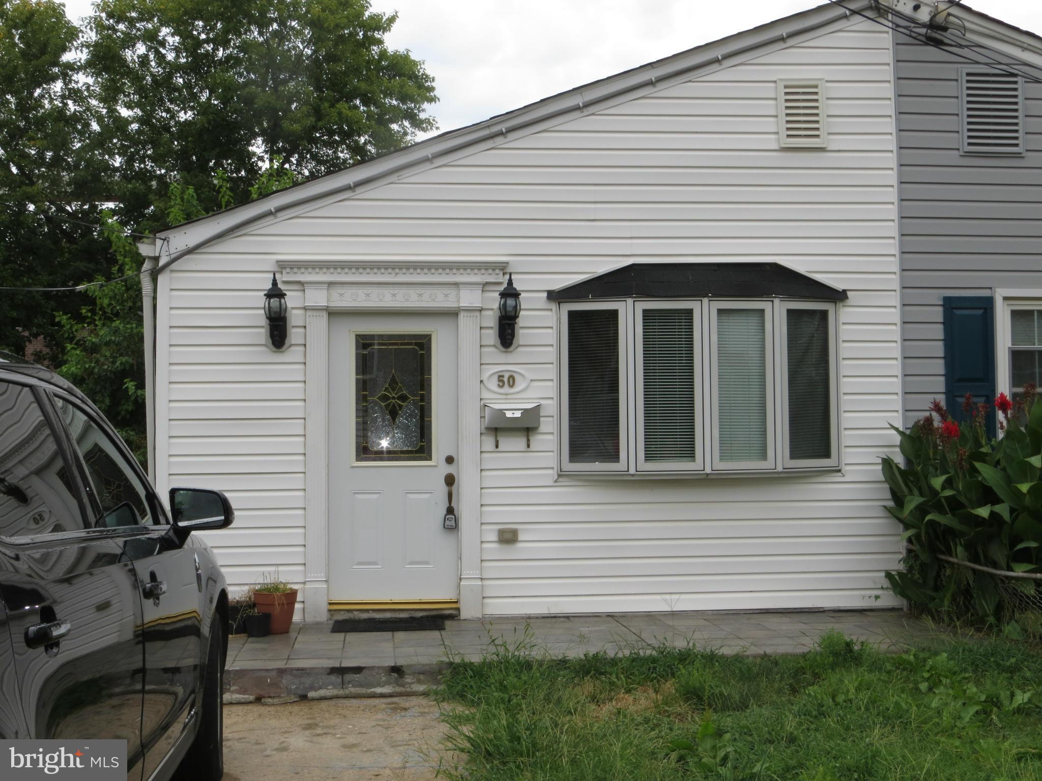 updated from top to bottom, newly painted throughout; stainless steal appliances, new cabinets, granite counter tops, Hardwood floors throughout. One level house, two master bedrooms, one full bathroom, Washer dryer in unit. Drive way parking off street. Pvt Fenced in back yard, great for a small dog. Drive way parking off street. Walk to Crystal City, shopping, gym, find dinning. This one won't last. 15 mins from Pentagon, Regan Nat airport and old towne, plenty of storage in basement.