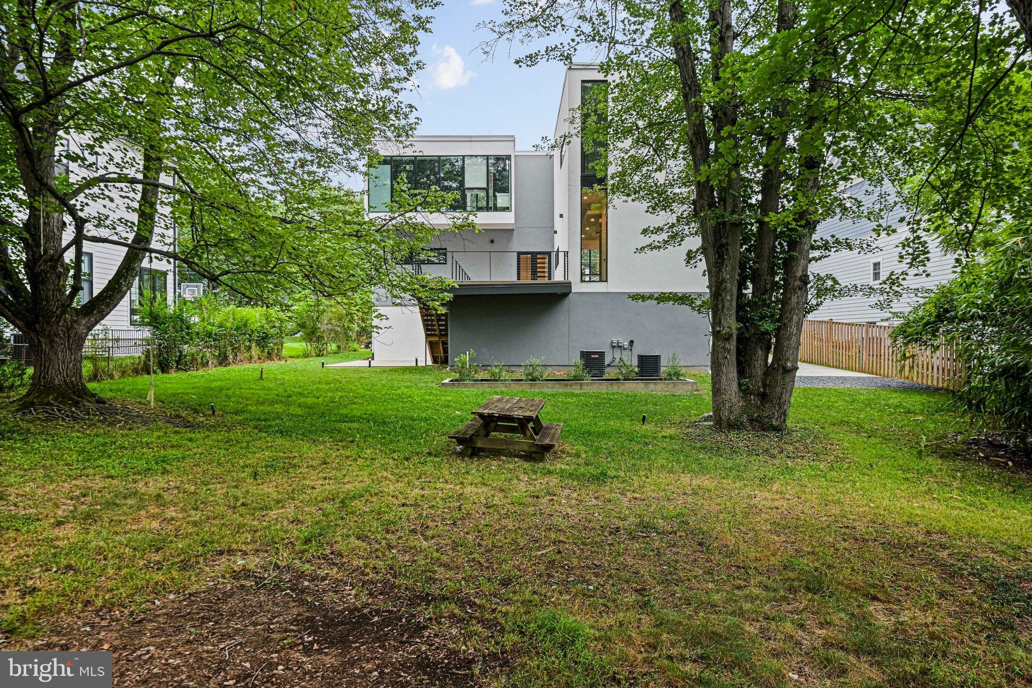 HAMPTONS OF MCLEAN - Residential