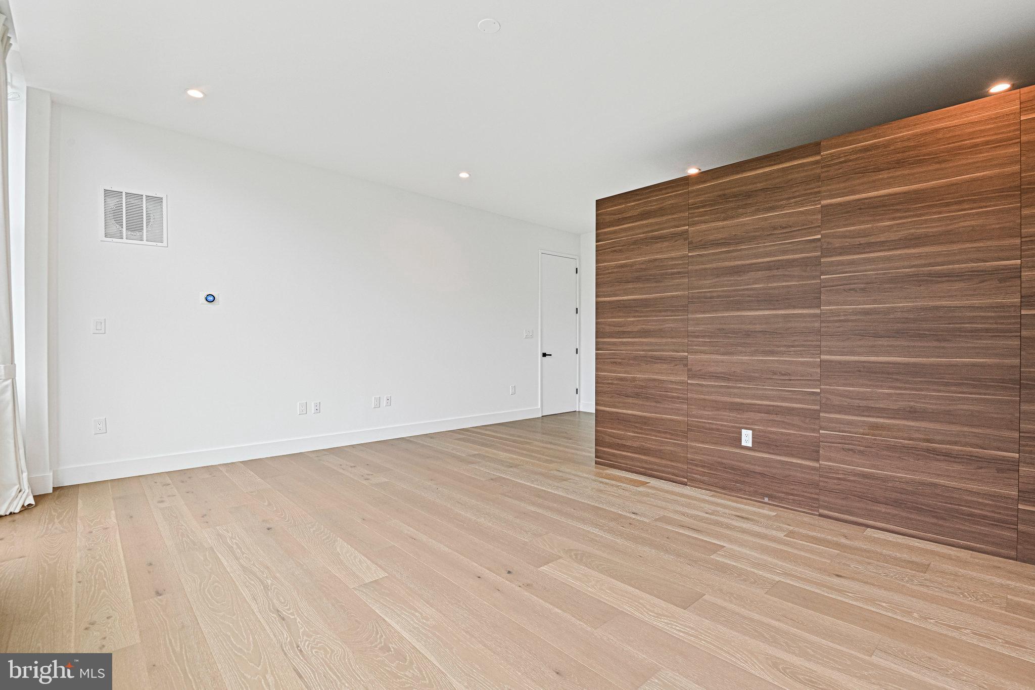 HAMPTONS OF MCLEAN - Residential