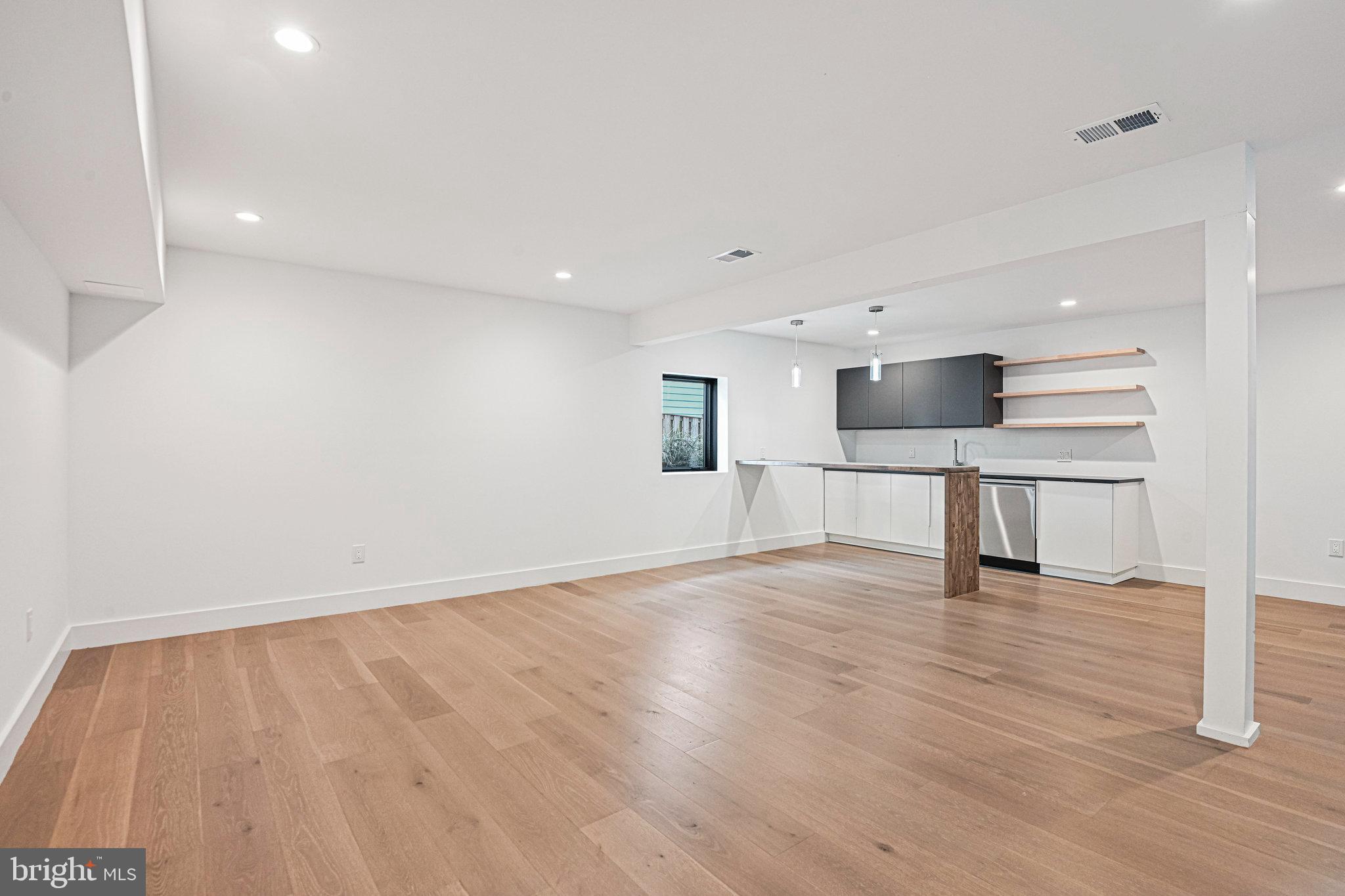 HAMPTONS OF MCLEAN - Residential