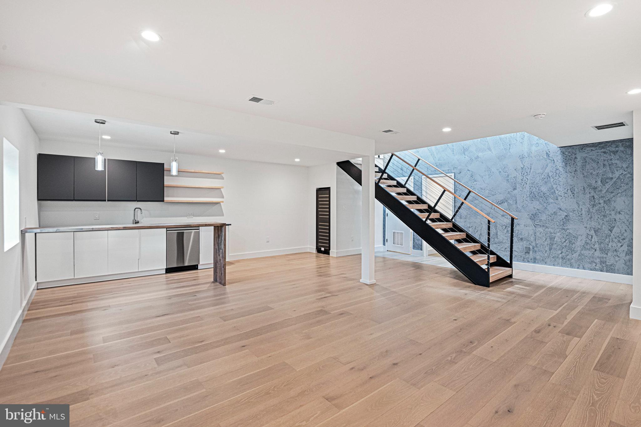 HAMPTONS OF MCLEAN - Residential