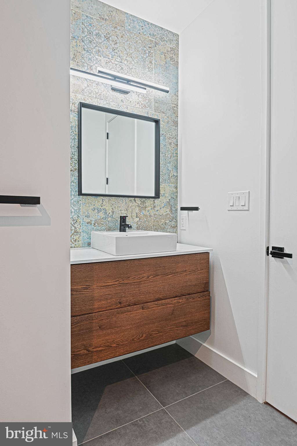 HAMPTONS OF MCLEAN - Residential