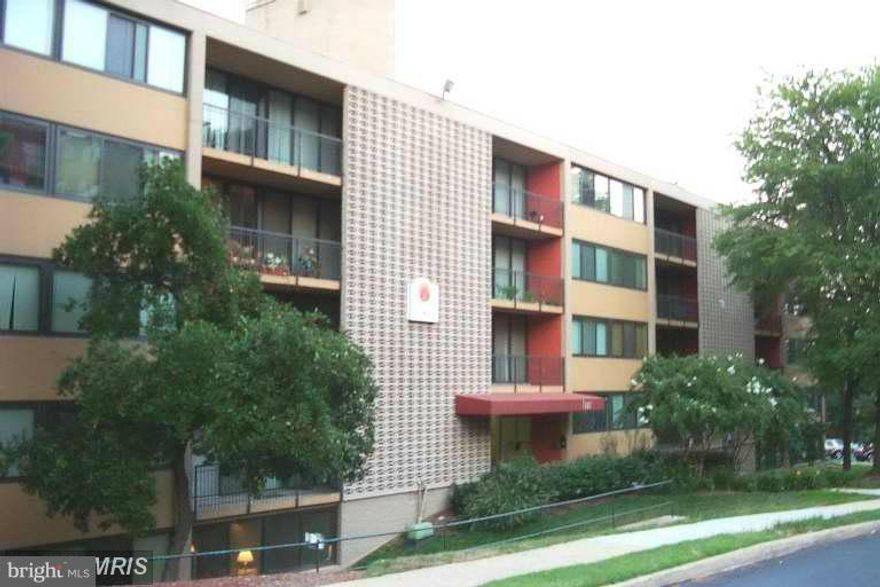 ON-SITE DELI, FITNESS RM, TWO SWIMMING POOLS, THEATER, MULTIPLE TENNIS COURTS, VOLLEYBALL, BARBECUE AREA.LOCATED NEAR 495/395 AND METRO(free shuttle to the Van Dorn metro).LOCATED CLOSE TO OLD TOWN AND WASHINGTON DC * WALK TO LAND MARK MALL shopping center. PETS OK case by case.Appointment only.