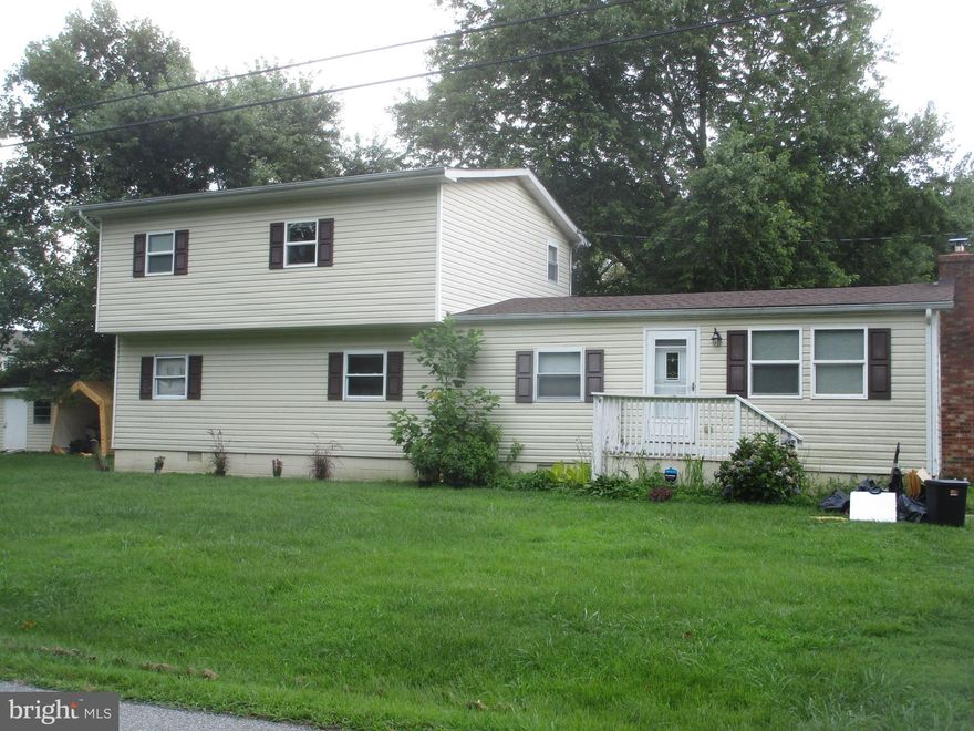 House for Lease-  larger that it looks !!   4 Bedrooms, 2 Full Baths. Open floor plan on main level with Living Room, Dining Area & Kitchen.  Large bedrooms-  11 x 18,  11 x 19, 11 x 12 and 9 x 12. Two bedrooms and full bath on main level, two more bedrooms and full bath on second level.  Tax Assessor shows appprox 1,656 square foot home.
    Come enjoy your detached house, with a yard, walk to community pool and boat ramp. 
  Large, level yard.  Close to Patuxent River, minutes to Hollywood MD and Lexington Park MD.  Short ride to Pax River NAS - map shows 13 miles from this smaller, quiet, waterfront community to Pax River Base.
  Home is ready for your inspection and move in. 
   
    Sorry, no pets.