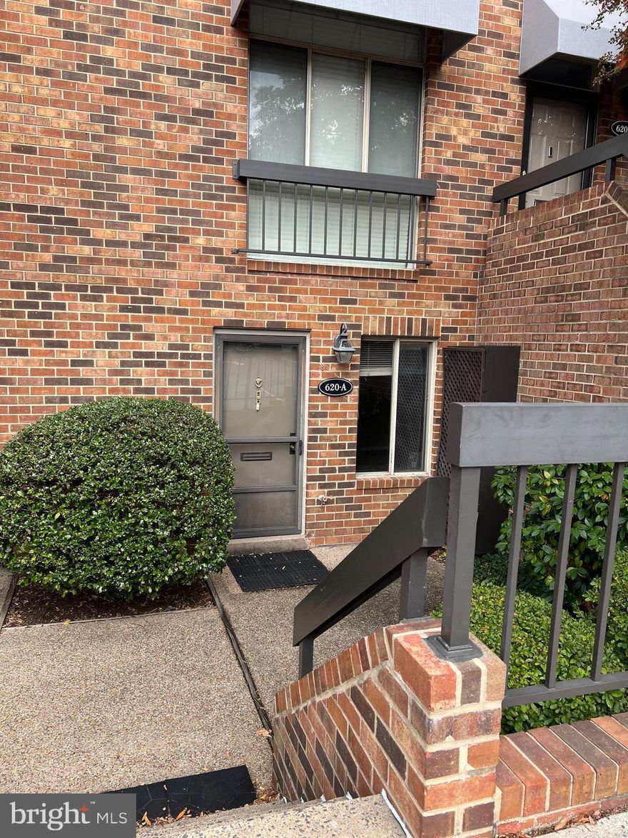 A prime location in Crystal city Arlington. Very convenient townhouse, about one block from Subway, Shopping center and few minutes to  city of DC. Two floors Kitchen and living room is on first floor. Hardwood floor down stairs. Swimming pool. A sliding door at the street level. minutes to the Reagan National Airport. public library and community park .