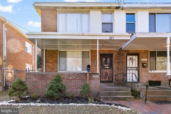 Townhouse at 227 HAWAII AVENUE NE