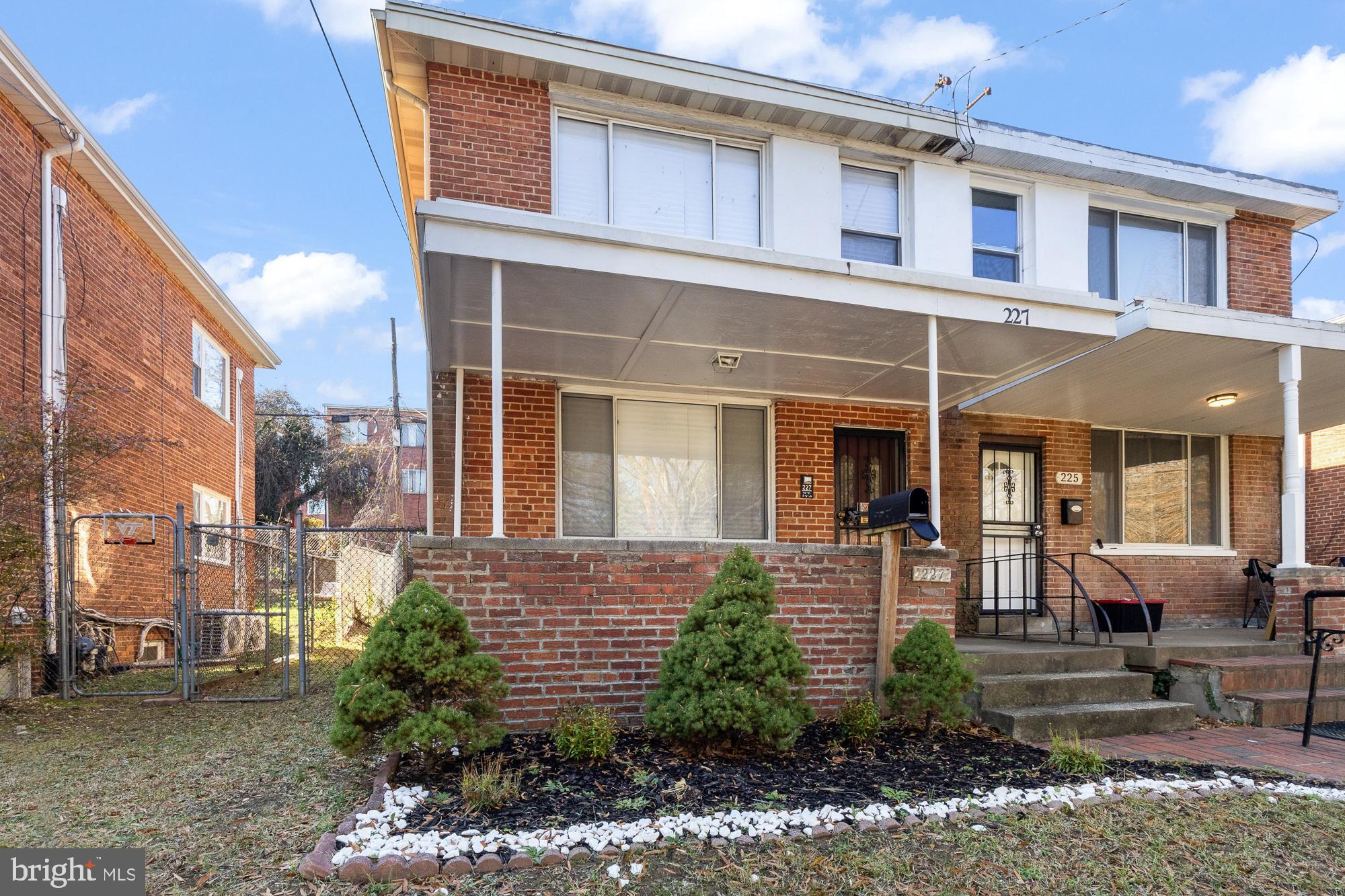 227 HAWAII AVENUE NE