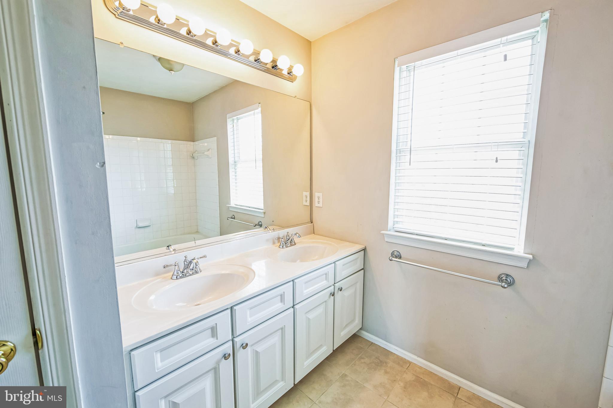 CREEKSIDE KNOLL - Residential