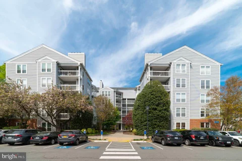 3176 Summit Square Drive Unit 4-D3, Oakton, VA MLS: VAFX2306154