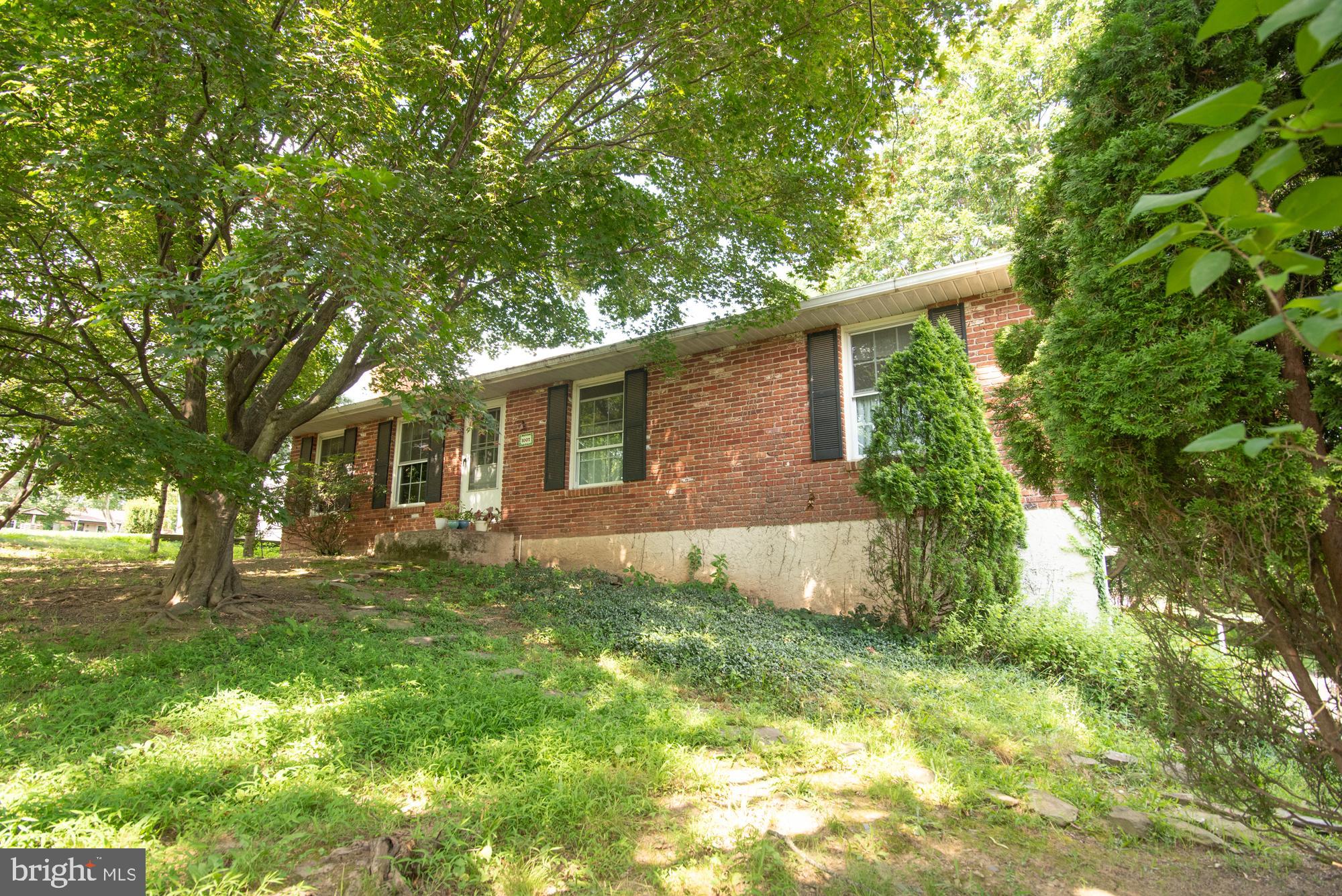 Welcome to 1007 W. Callowhill! Tons of potential in this charming, well-kept ranch home which awaits your updates and creativity. This home features a large kitchen with a dining area, 3 bedrooms and 2 full bathrooms. The large living room includes a wood burning fireplace. Finished basement with laundry area and an extra deep garage with plenty of storage room.
Highlights of this home:
-New roof 2023
-Energy efficient replacement windows
-Mini-split unit in living room
-Brick fireplace
-Finished basement
-1/2 acre lot