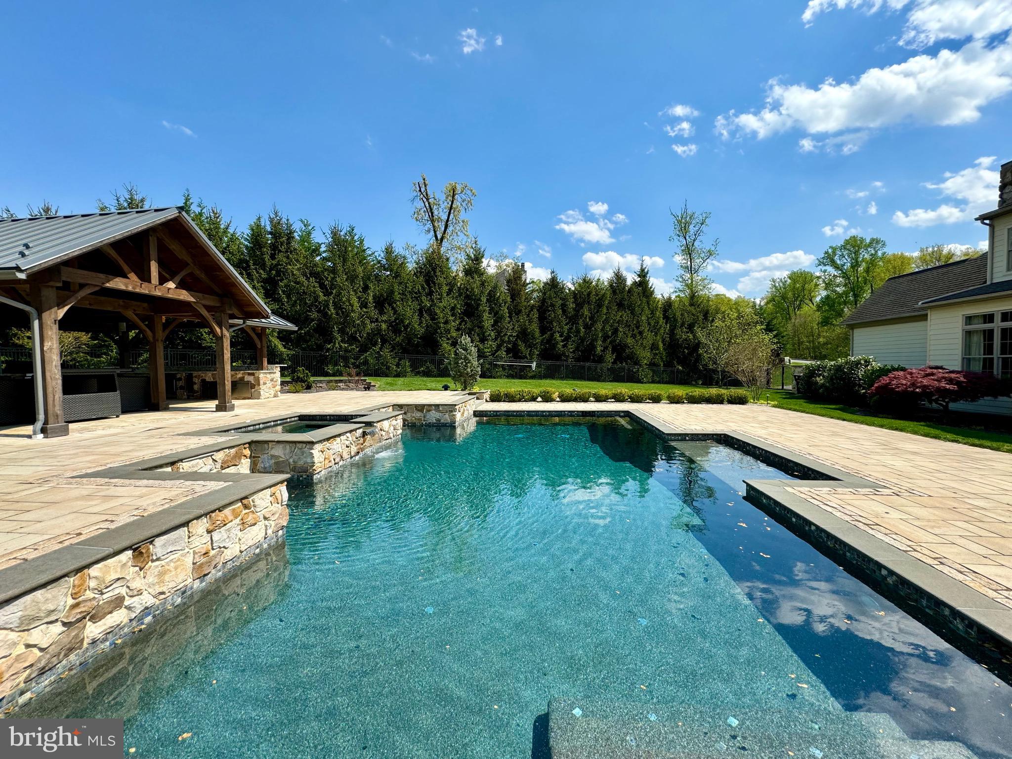 EDISON WOODS - Residential