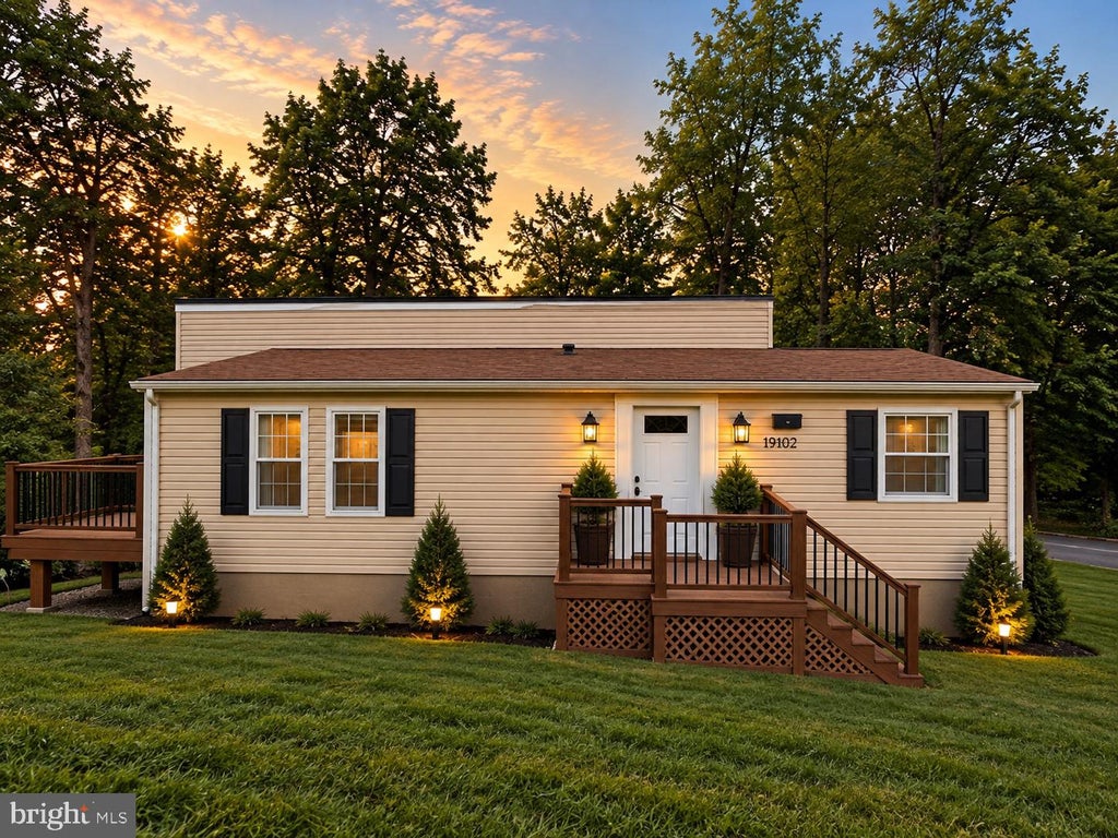 Photo of 19102 Wayne Dr, TRIANGLE, VA 22172 (MLS # VAPW2131834)