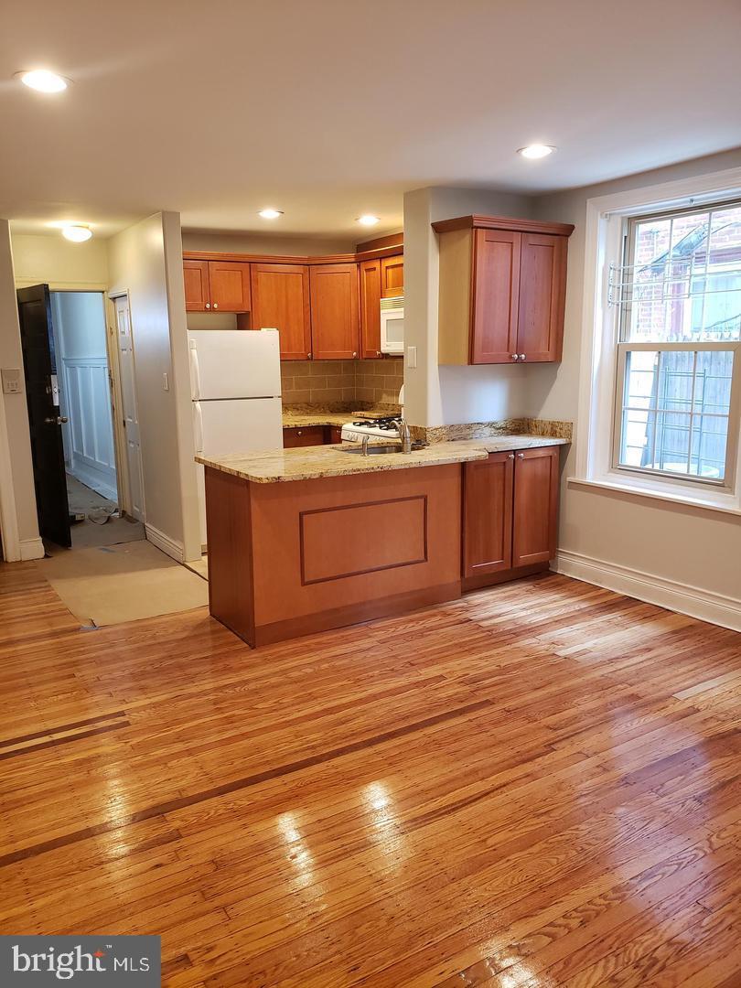 Absolute bargain for a super apartment in a great area. Priced low for a tenant looking to move in now.
