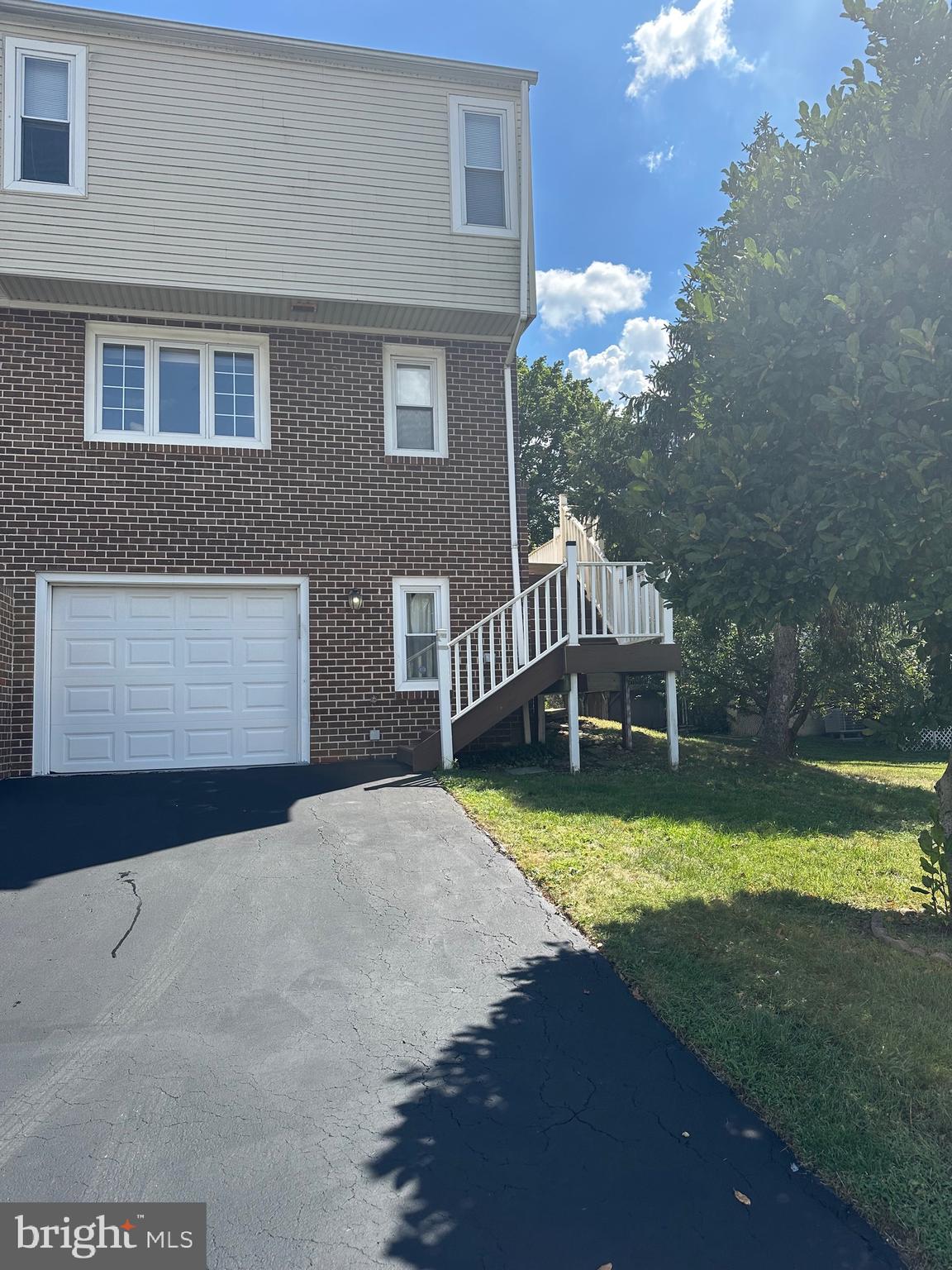 Great townhome with garage and outdoor area in highly desirable King of Prussia. Upper Merion School district. Fabulous location- within a short commute to Center City Philadelphia and Phila International Airport