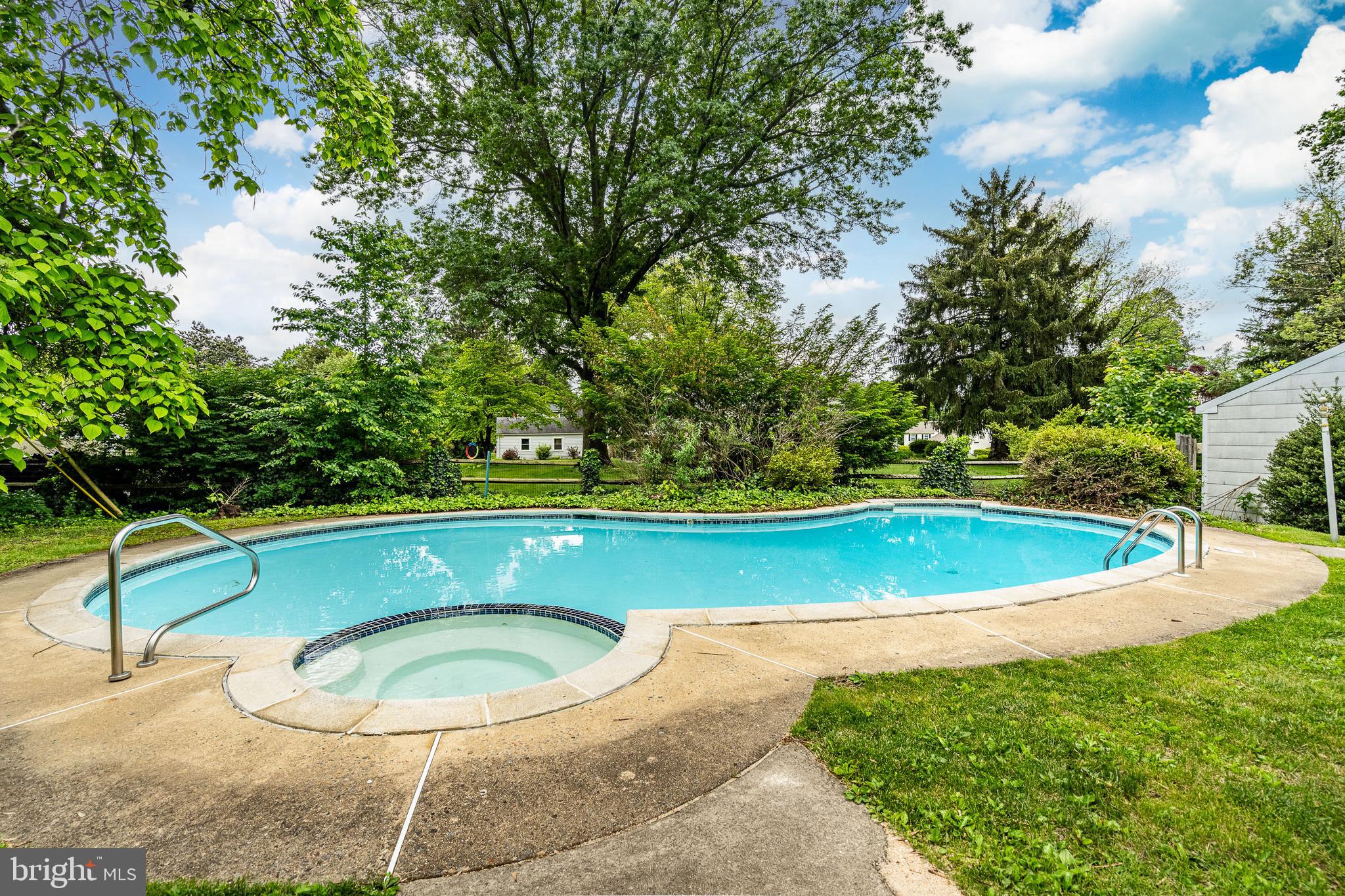 1421 MANOR LANE