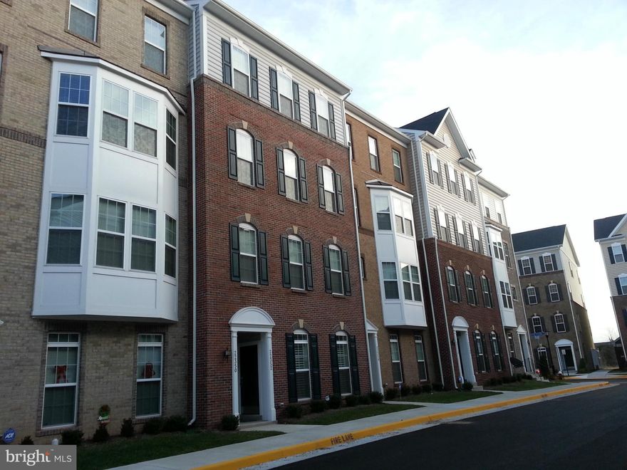 Georgous Condo, 3BR, 2.5BA, Built Year2012, Stainless Steel appliances, Walk-in Closets, Clean, Bright, Hardwood floors at Family Room, Convient Location, Must See It !!!