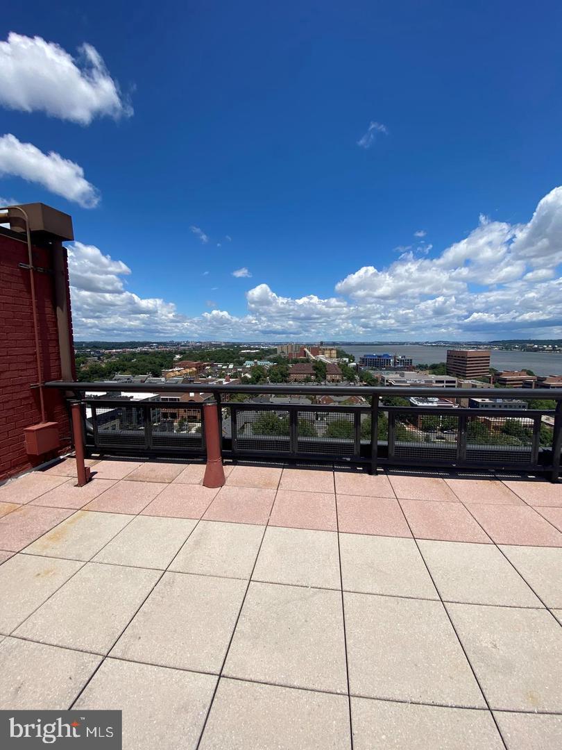 PORT ROYAL CONDOMINIUM - Residential Lease