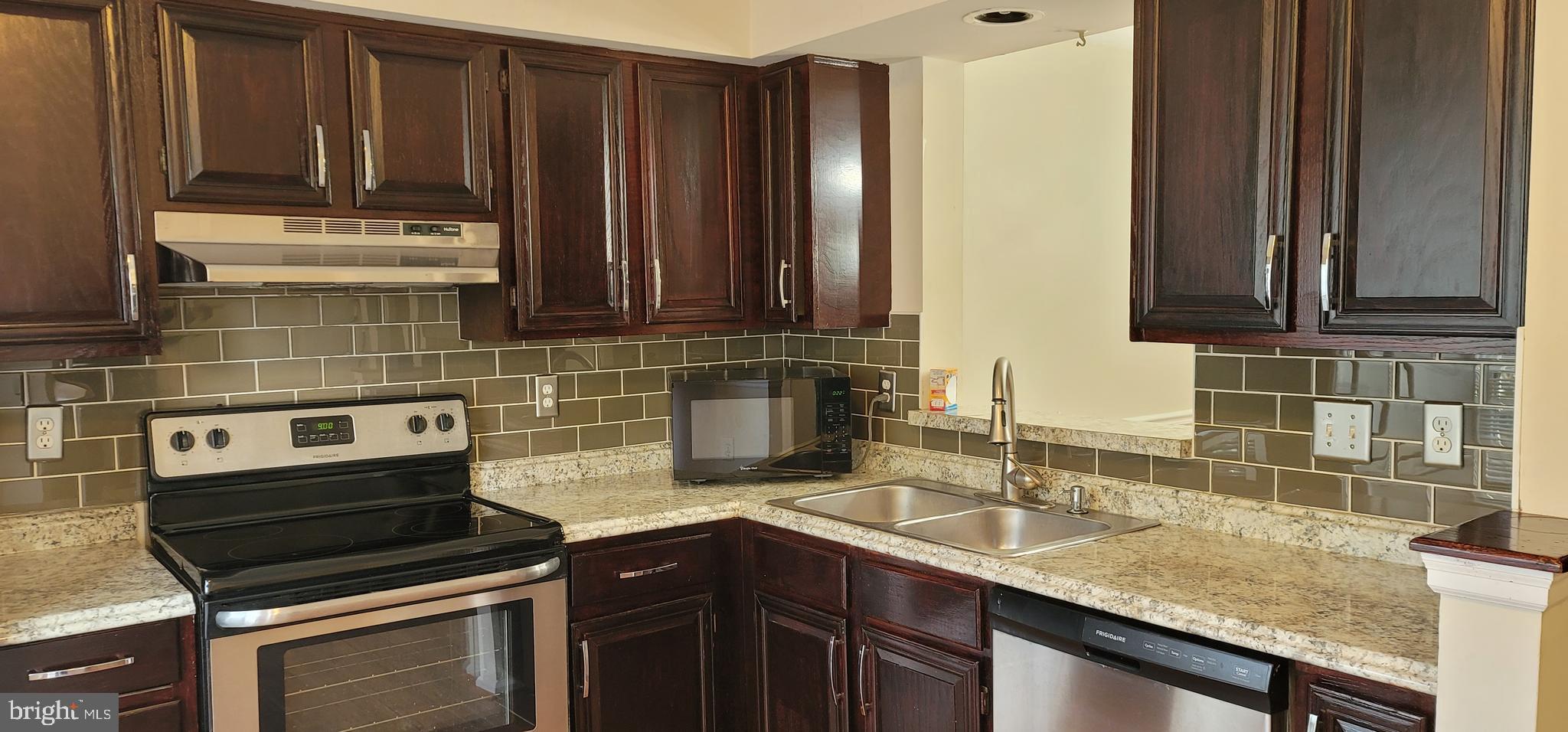 SADDLE CREEK - Residential Lease