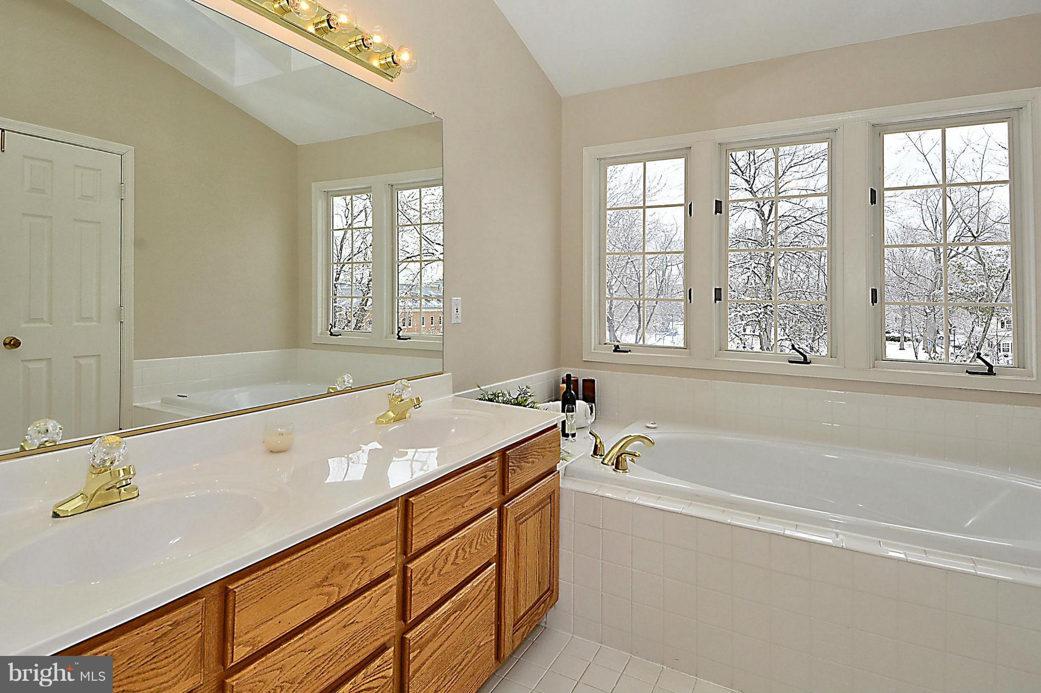 CRESTMONT TOWNHOUSES - Residential