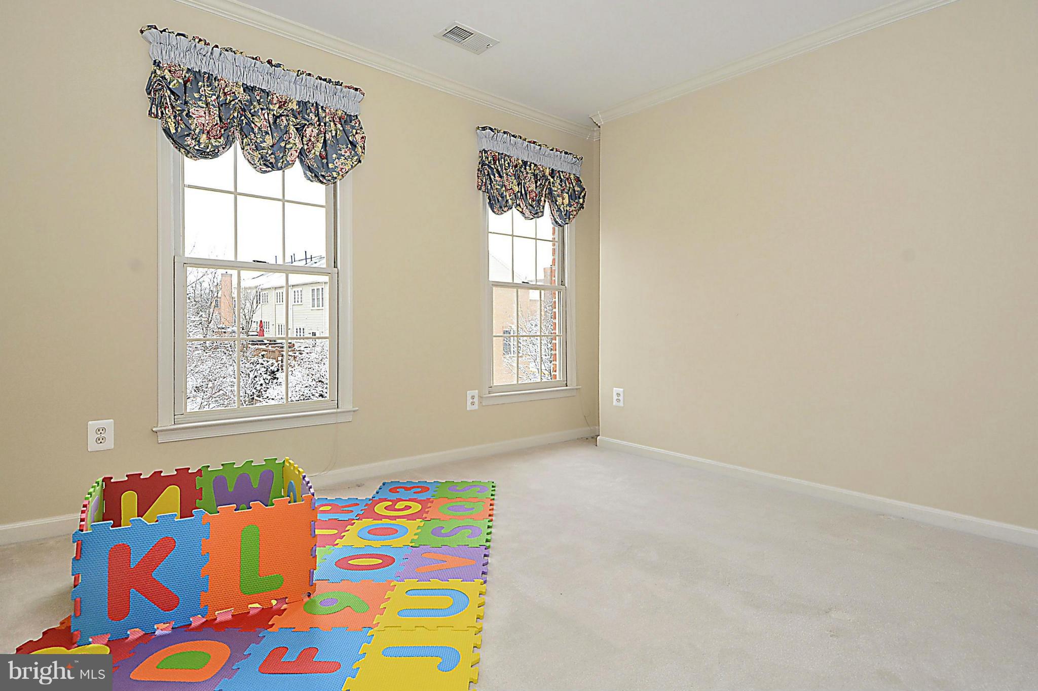 CRESTMONT TOWNHOUSES - Residential