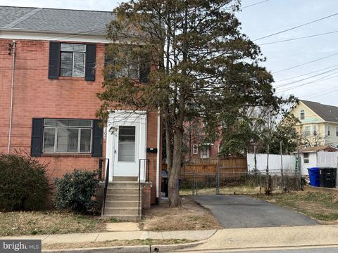 1304 S WALTER REED DRIVE ARLINGTON VA 22204