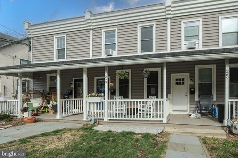 Townhouse For Sale - 260 N Aberdeen Ave<br/> Delaware County, WAYNE, PA 19087