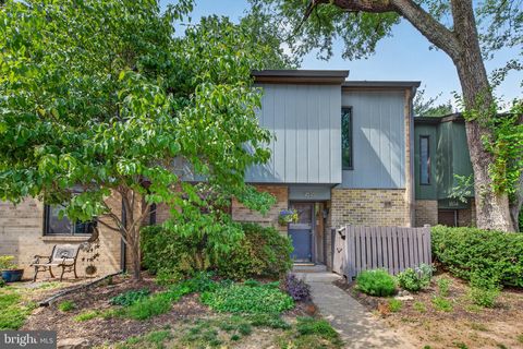Photo of 1816 Ivy Oak Square #47, RESTON, VA 20190 (MLS # VAFX2310156)