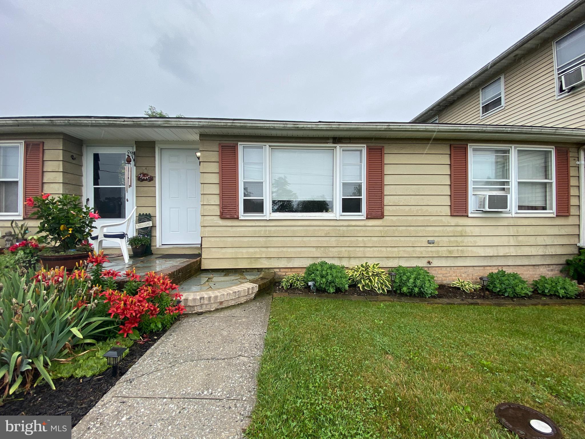 Spacious 2 bedroom, 1 bath rancher/duplex conveniently located in Shenandoah Junction. Owner pays trash pick and tenant pays all other utilities, No pets, no smoking.