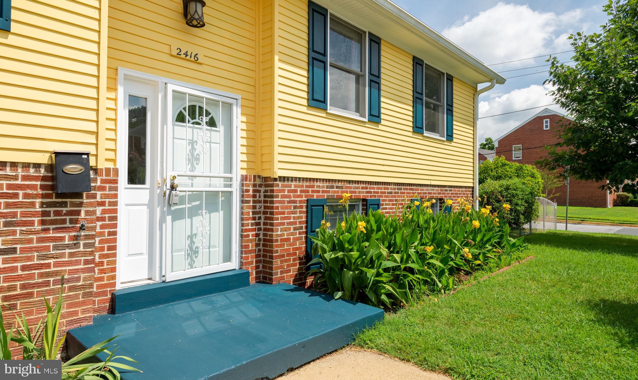 NORTH WOODRIDGE - Residential