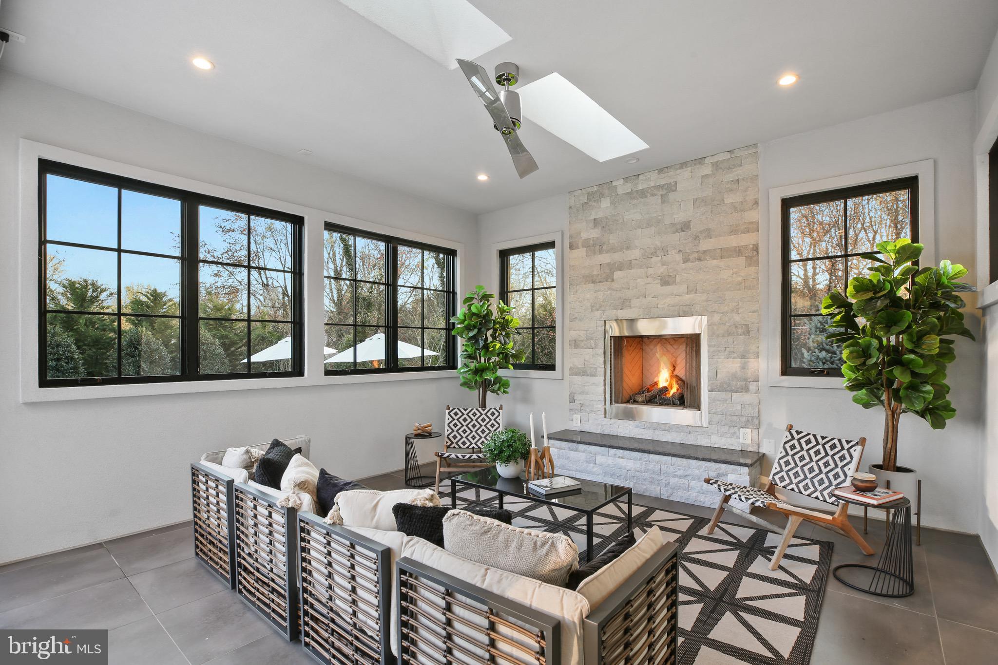 DOWNSCREST - Residential