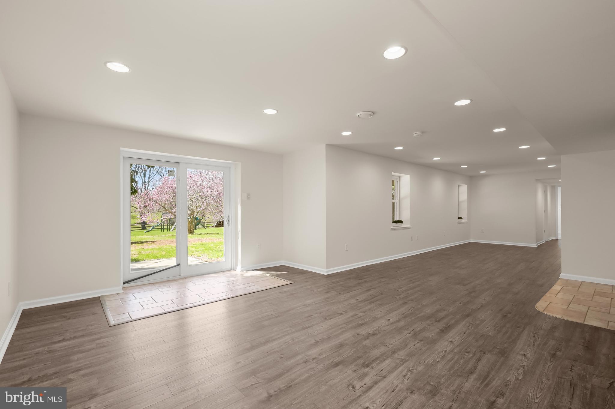 LAYTONSVILLE KNOLLS - Residential