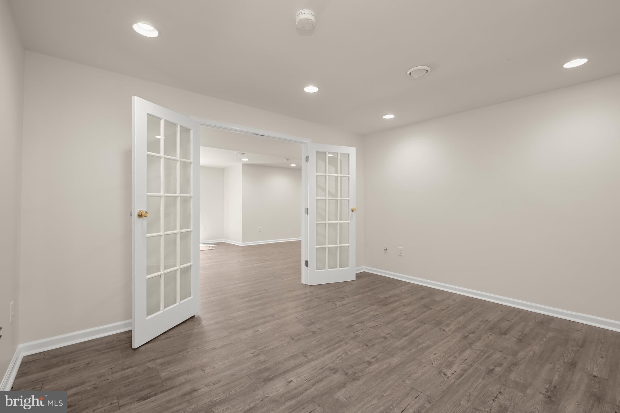 LAYTONSVILLE KNOLLS - Residential