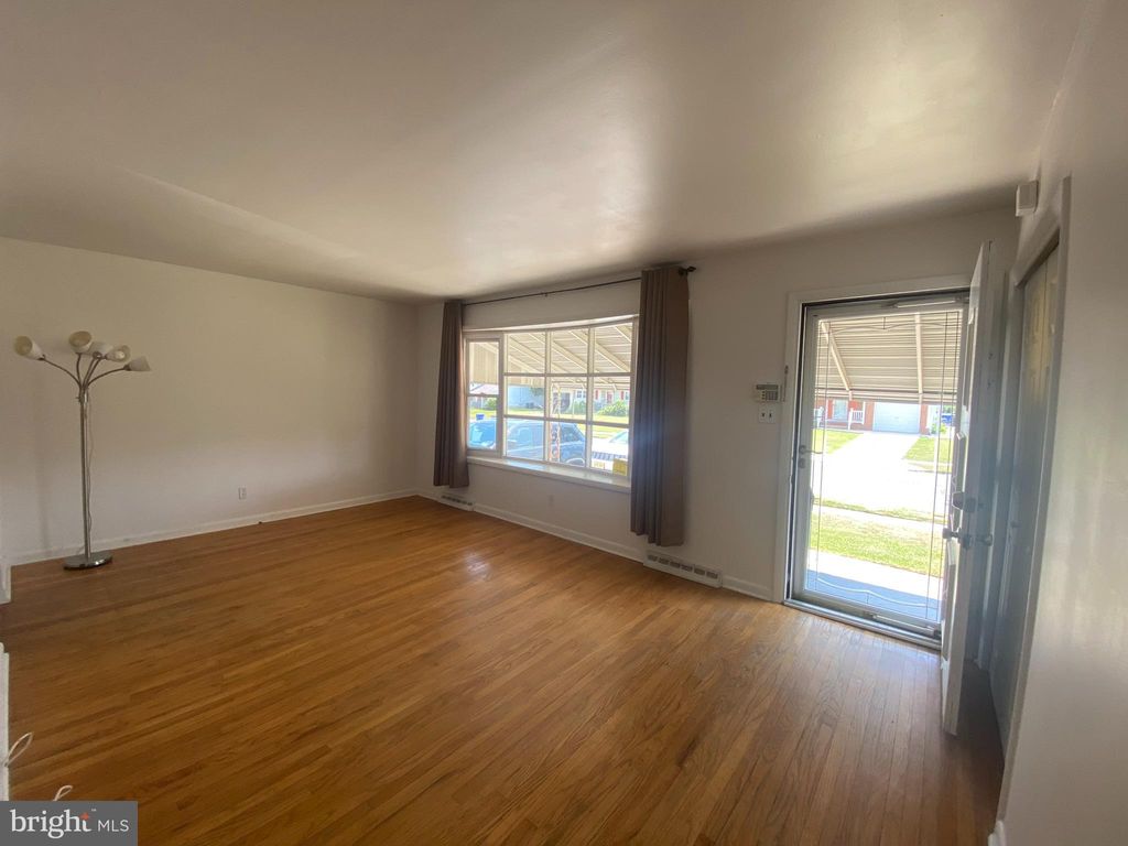 Photo of 28 Fairmount Drive, GLASSBORO, NJ 08028 (MLS # NJGL2065718)