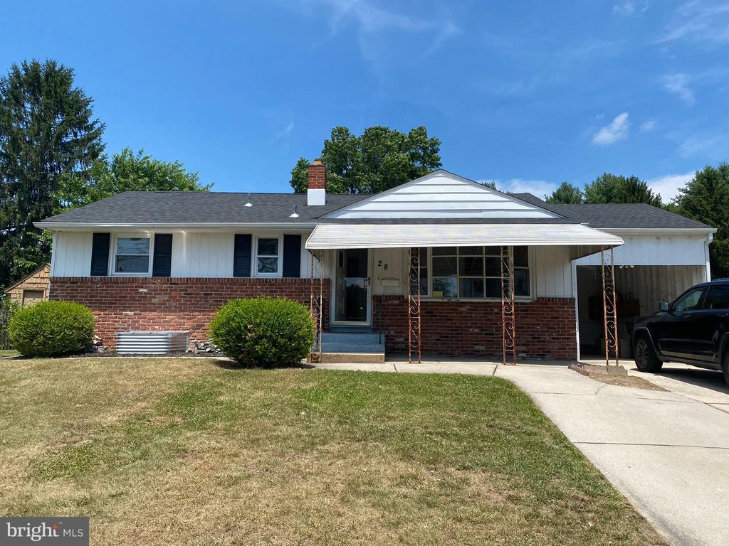 Photo of 28 Fairmount Drive, GLASSBORO, NJ 08028 (MLS # NJGL2065718)