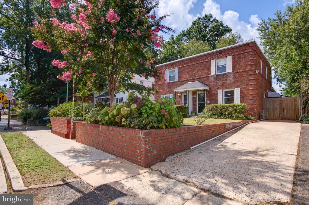 Photo of 850 S Irving Street, ARLINGTON, VA 22204 (MLS # VAAR2063702)