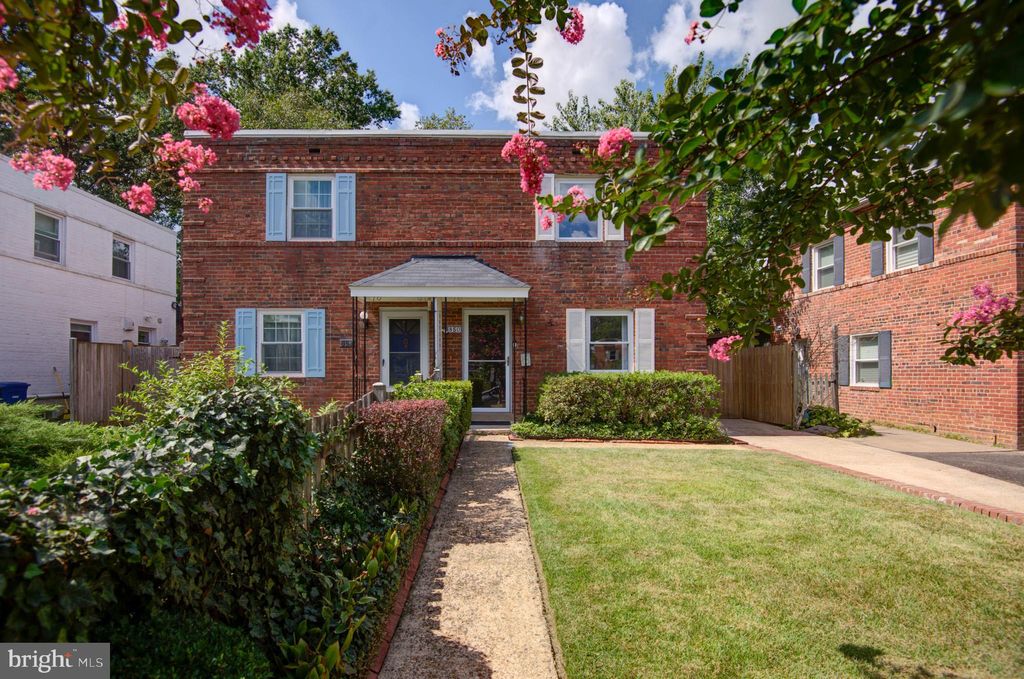 Photo of 850 S Irving Street, ARLINGTON, VA 22204 (MLS # VAAR2063702)