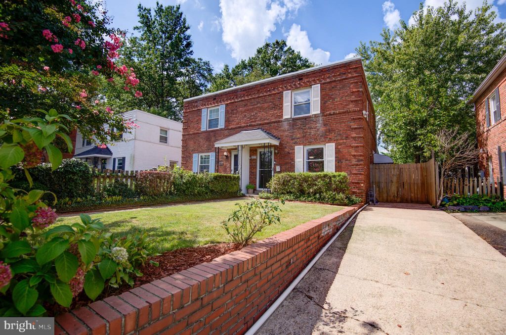 Photo of 850 S Irving Street, ARLINGTON, VA 22204 (MLS # VAAR2063702)